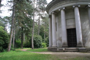 Der Rundbau mit Säulen steht auf dem Südfriedhof Abteilung XV