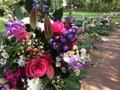 Lieferung von Blumenschmuck zu Gedenktagen