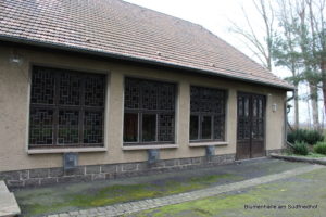 Fenster der Friedhofskapelle Holzhausen