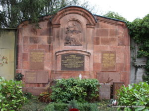 Eindrucksvolle Grabstelle auf dem Nordfriedhof