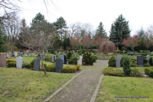 Abweichung von strenger Symmetrie - Nordfriedhof